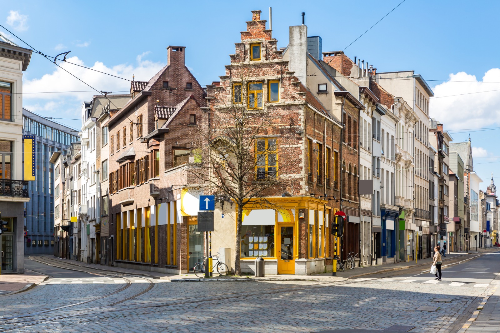 Stepped-gable buildings at a street corner in Antwerp – part-load removals to Antwerp