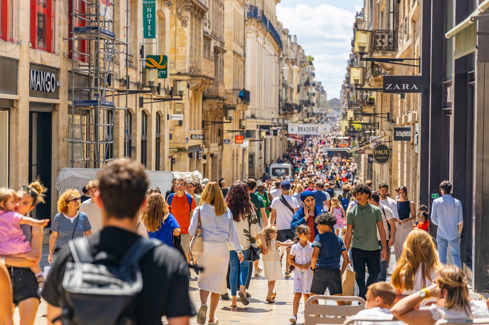 Busy pedestrian shopping street in Bordeaux – removals from the UK to Bordeaux