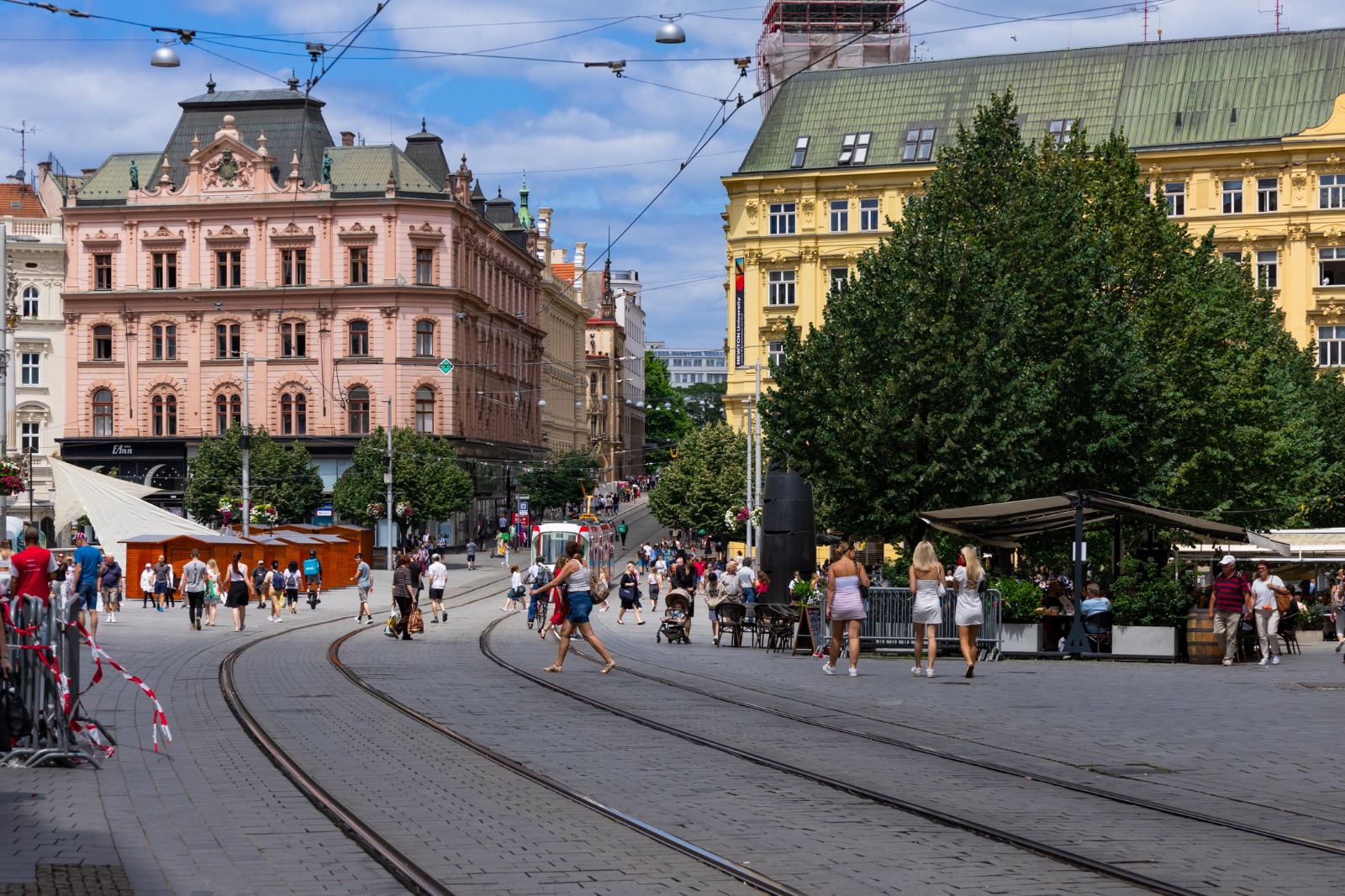 Pedestrians and tram tracks in central Brno – shared-load removals to Brno