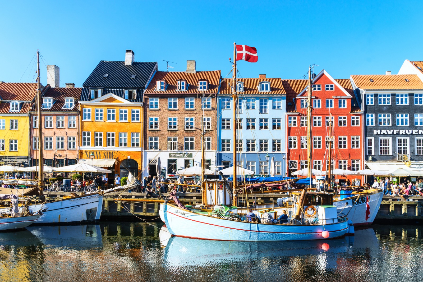 Colourful houses and moored boats in Copenhagen's Nyhavn harbour – shared-load removals to Copenhagen
