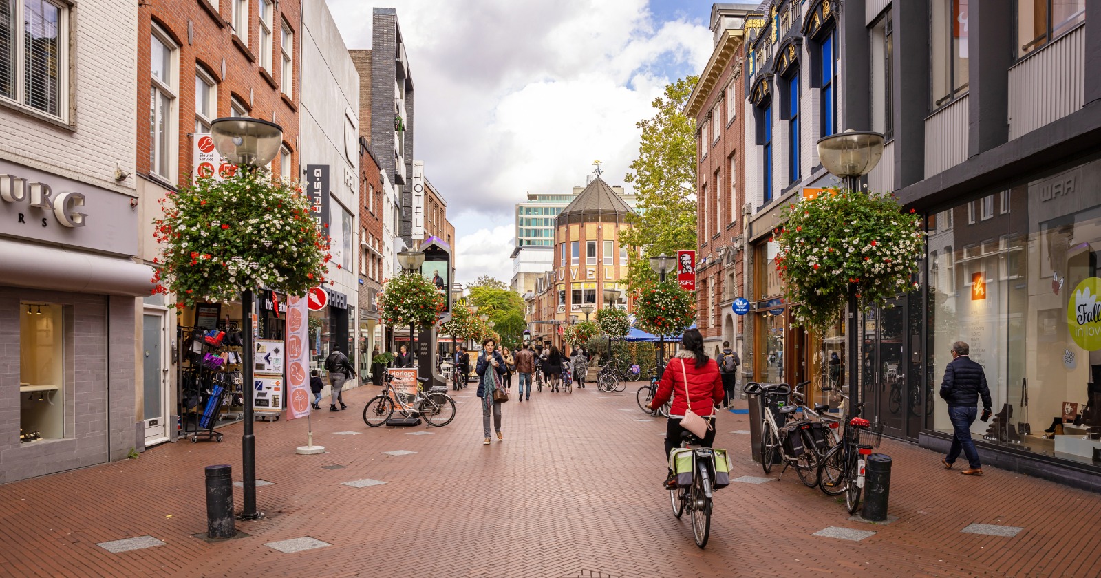 Cyclists and pedestrians on a shopping street in Eindhoven – shared-load removals to Eindhoven