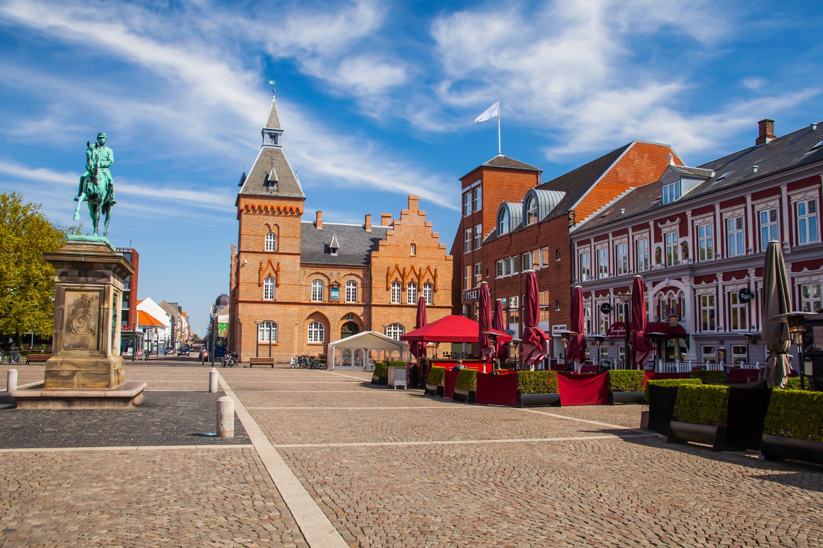 Historic square and equestrian statue in Esbjerg – shared-load removals to Esbjerg