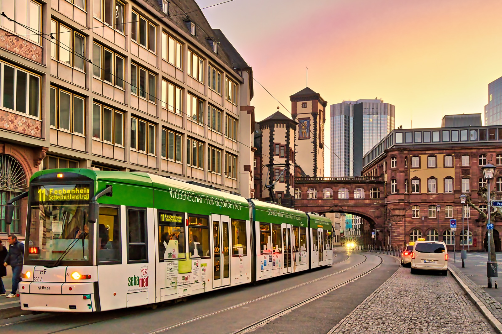 Green tram on a street in Frankfurt at sunset – shared-load removals to Frankfurt