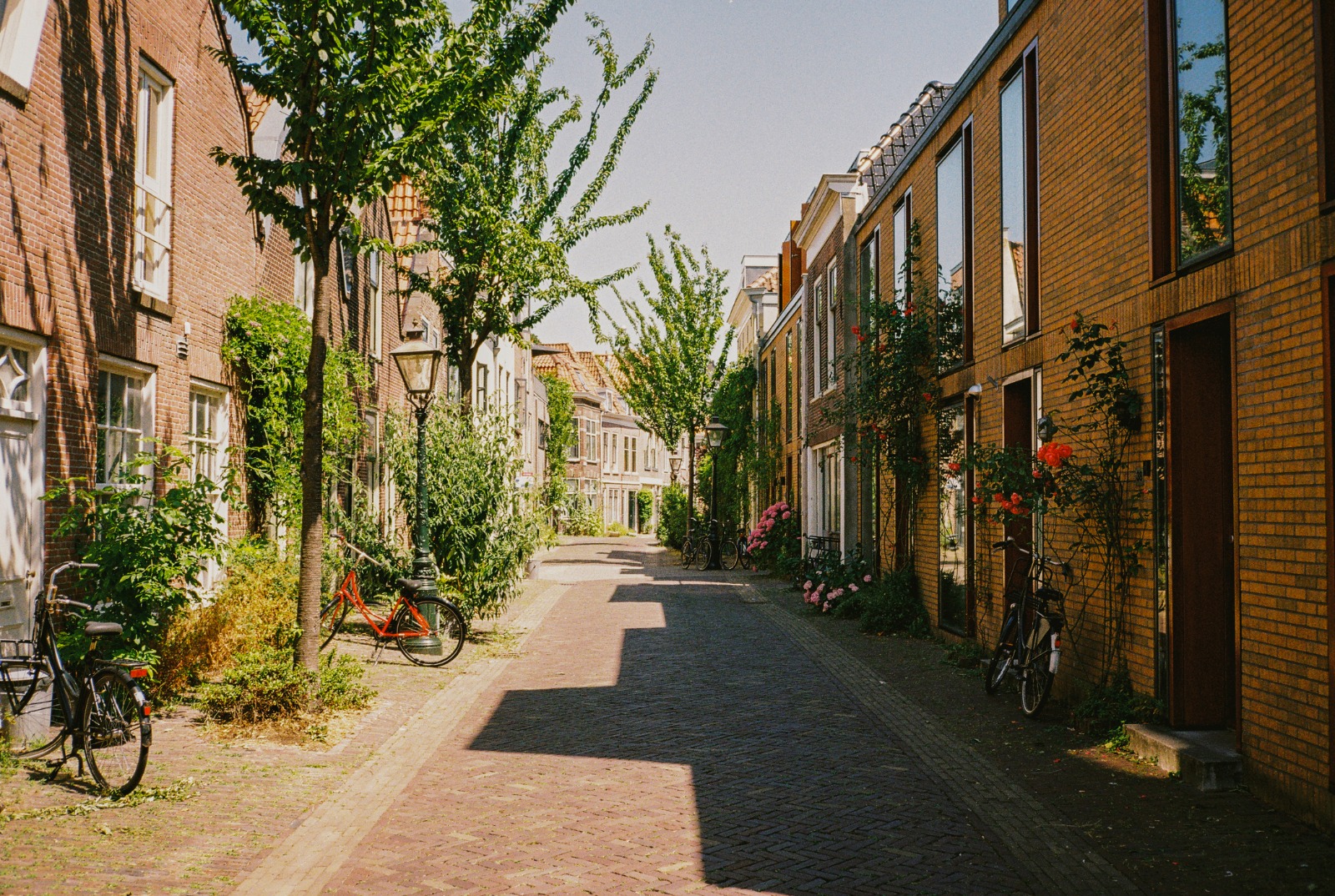 Quiet residential lane with brick houses and bicycles in the Netherlands – removals from the UK to the Netherlands