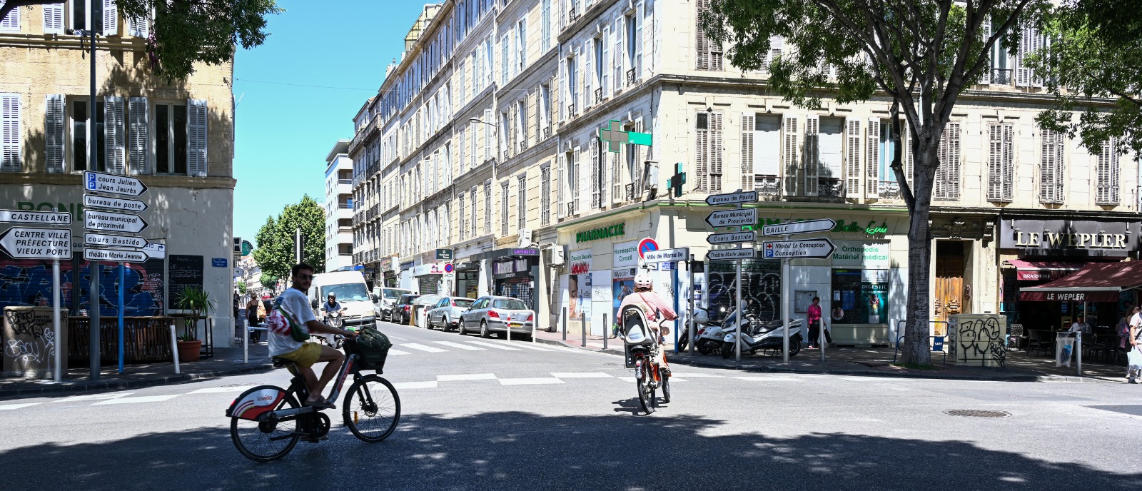 Cyclists at a street junction in Marseille – shared-load removals to Marseille