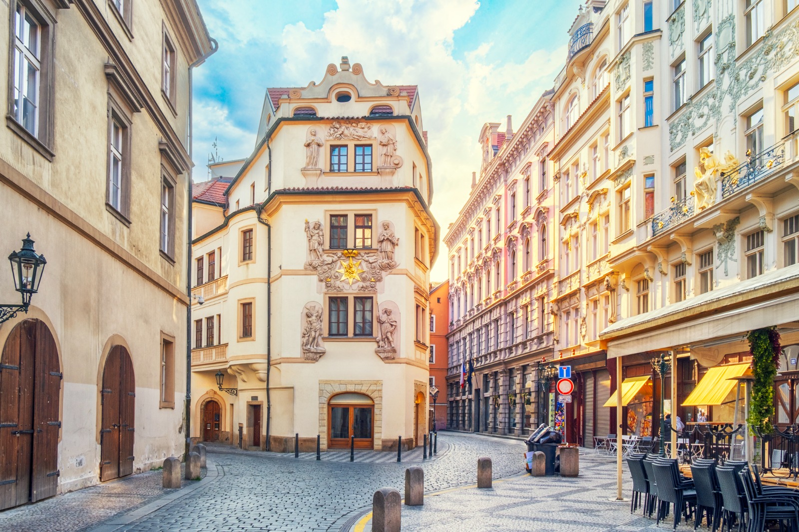 Cobbled street and historic facades in Prague's old town – shared-load removals to Prague