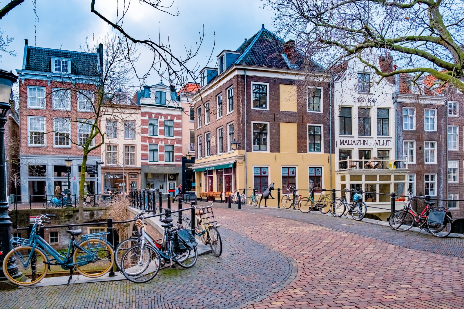 Bicycles and brick buildings around a curved street in Utrecht – removals from the UK to Utrecht