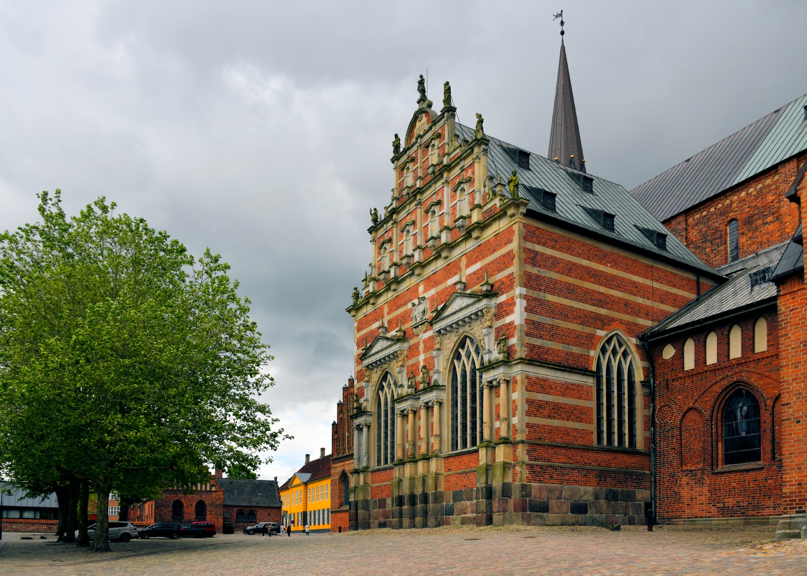 Brick facade and entrance of Roskilde Cathedral – shared-load removals to Roskilde