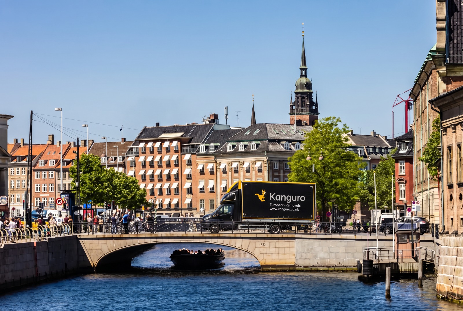 Kanguro removal truck crossing a bridge in Copenhagen – shared-load removals to Copenhagen