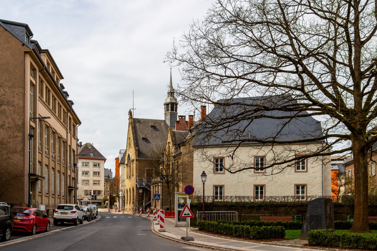 Street beside a white historic building in Luxembourg – part-load removals to Luxembourg