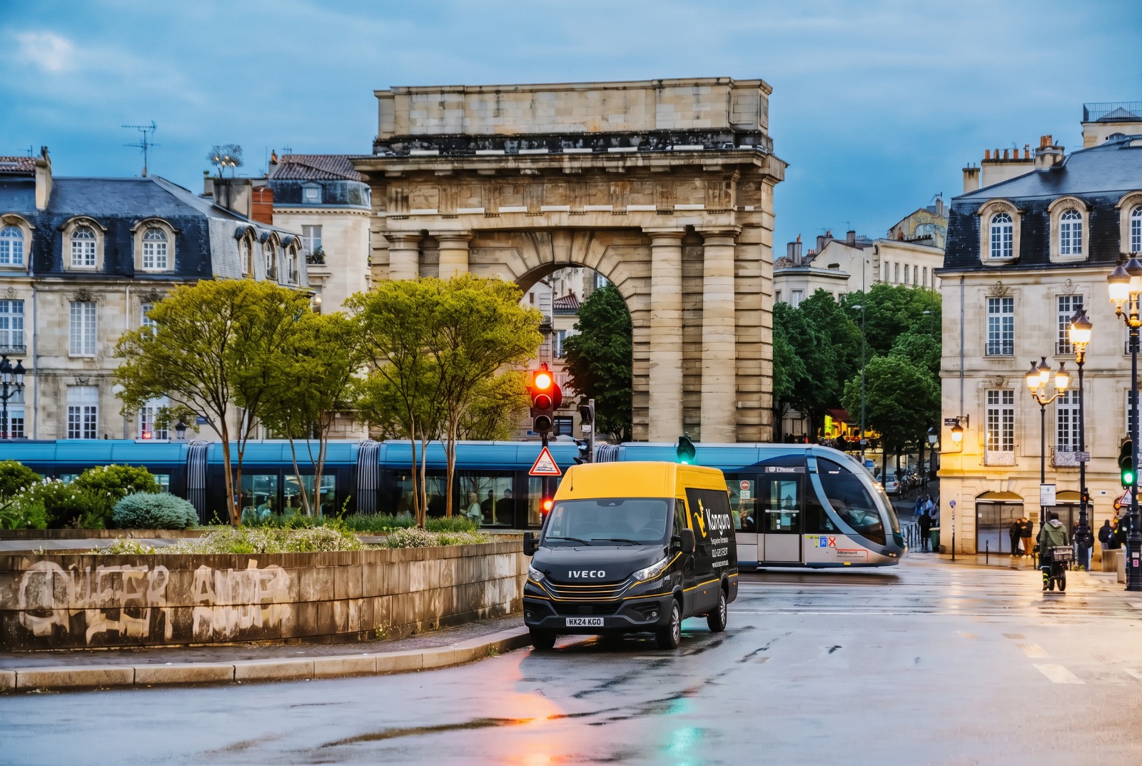 Kanguro removal van passing the Porte de Bourgogne in Bordeaux – shared-load removals to Bordeaux