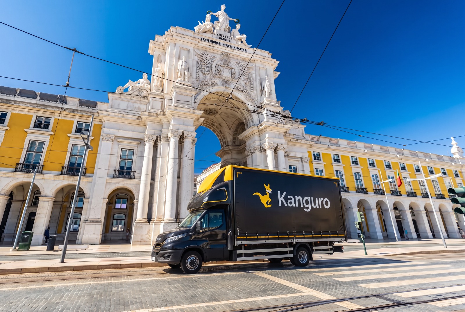 Kanguro removal truck beside the Rua Augusta Arch in Lisbon, Portugal – shared-load removals from the UK to Portugal